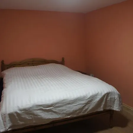 بيت شباب The Black Sheep