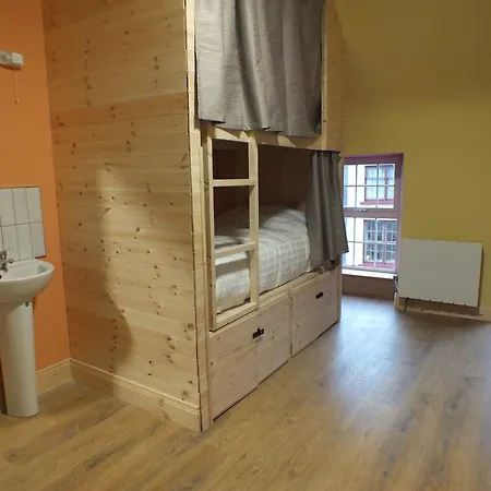 بيت شباب The Black Sheep