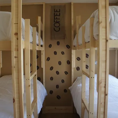 بيت شباب The Black Sheep