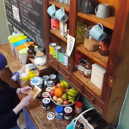 بيت شباب The Black Sheep