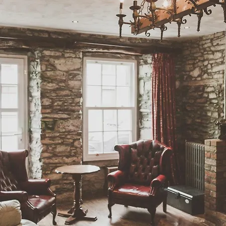 بيت شباب The Black Sheep